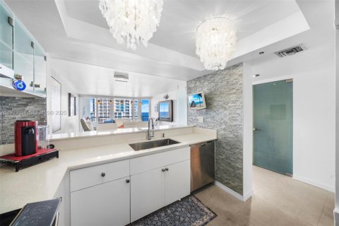 Condo in Miami Beach, Florida, 1 bedroom  № 1976780 - photo 9