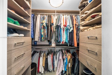 Condo in Miami Beach, Florida, 1 bedroom  № 1976780 - photo 16