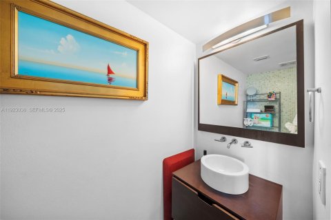Condo in Miami Beach, Florida, 1 bedroom  № 1976780 - photo 13