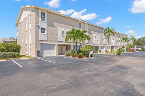 Townhouse in Treasure Island, Florida 2 bedrooms, 137.96 sq.m. № 2367029