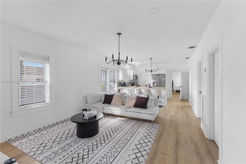 Casa en venta en Miami, Florida, 4 dormitorios, 111.76 m2 № 2001710 - foto 9