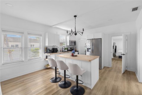 Casa en venta en Miami, Florida, 4 dormitorios, 111.76 m2 № 2001710 - foto 11