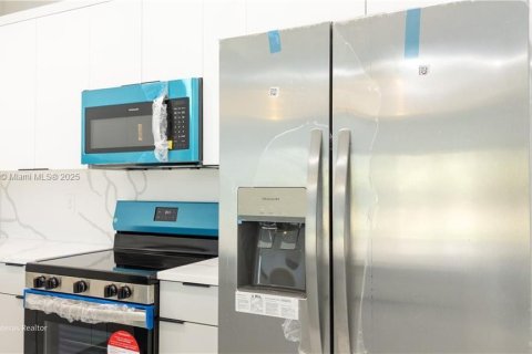 Commercial property in Lehigh Acres, Florida № 1959230 - photo 4