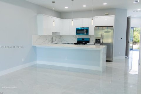 Commercial property in Lehigh Acres, Florida № 1959230 - photo 3