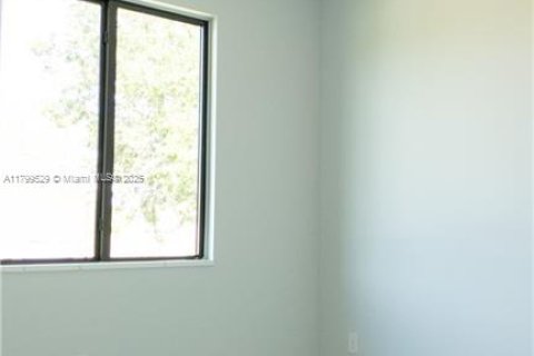 Commercial property in Lehigh Acres, Florida № 1959230 - photo 8