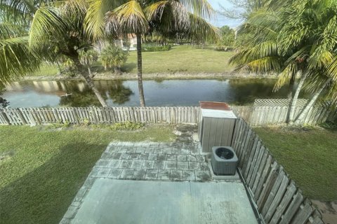 Touwnhouse à louer à Coral Springs, Floride: 3 chambres, 117.99 m2 № 1971088 - photo 4