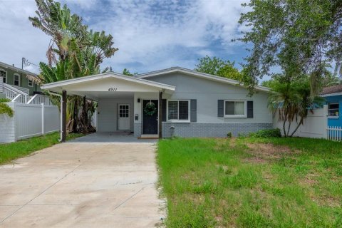 House in Saint Petersburg, Florida 3 bedrooms, 111.76 sq.m. № 2229872