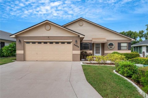 House in Lakeland, Florida 2 bedrooms, 151.15 sq.m. № 1719958 - photo 1
