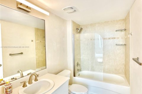 Condo in Miami, Florida, 2 bedrooms  № 1880166 - photo 12