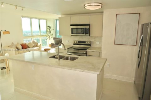 Condo in Miami, Florida, 2 bedrooms  № 1880166 - photo 1