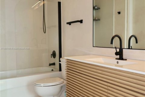 Condo in Miami, Florida, 2 bedrooms  № 1880166 - photo 3