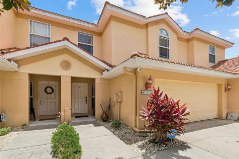 Townhouse in Tarpon Springs, Florida 3 bedrooms, 174.75 sq.m. № 2130929 - photo 2