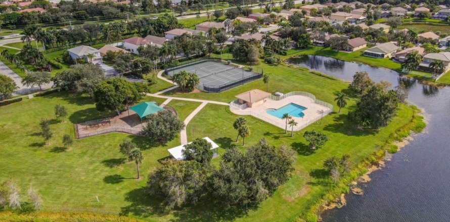 House in Pembroke Pines, Florida 3 bedrooms, 192.21 sq.m. № 1186574