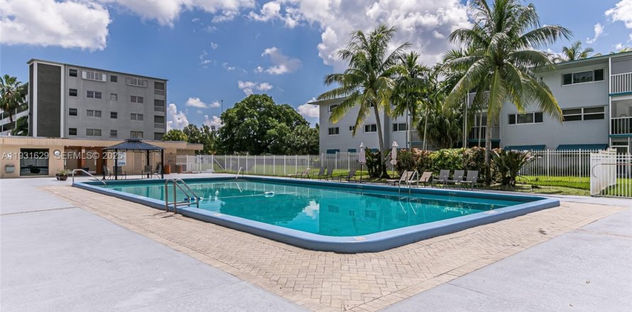 Condominio en Hollywood, Florida, 2 dormitorios № 1990757