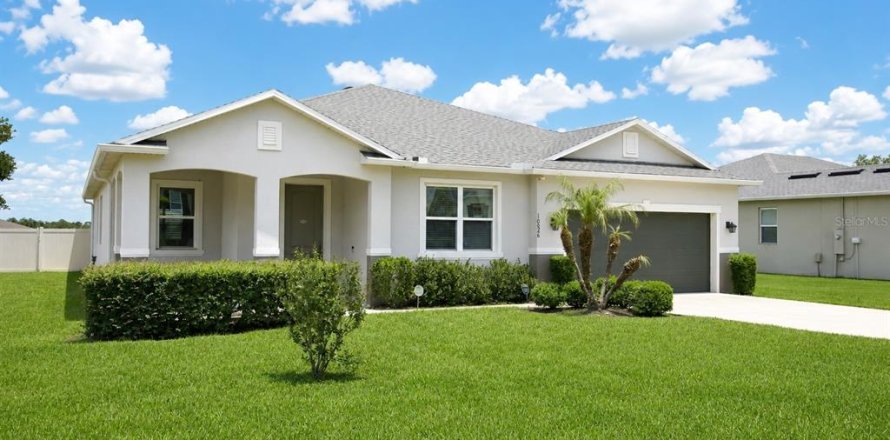 House in Clermont, Florida 4 bedrooms, 248.05 sq.m. № 2141025