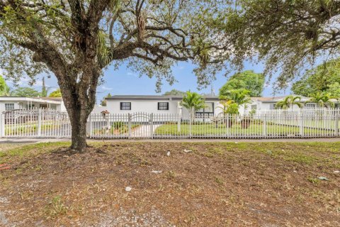 Casa en venta en Hollywood, Florida, 3 dormitorios, 154.68 m2 № 1891171 - foto 1