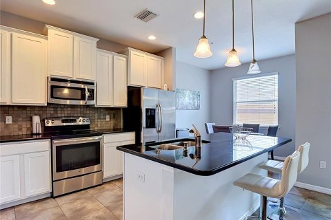 Townhouse in Tampa, Florida 3 bedrooms, 176.24 sq.m. № 2221388 - photo 12