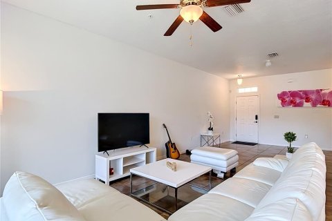 Townhouse in Tampa, Florida 3 bedrooms, 176.24 sq.m. № 2221388 - photo 11