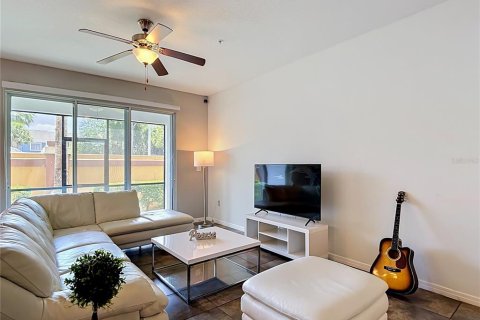 Townhouse in Tampa, Florida 3 bedrooms, 176.24 sq.m. № 2221388 - photo 8