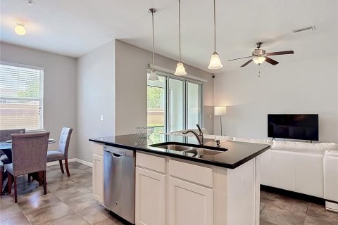 Townhouse in Tampa, Florida 3 bedrooms, 176.24 sq.m. № 2221388 - photo 14