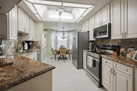 House in Land O' Lakes, Florida 4 bedrooms, 186.64 sq.m. № 2203248 - photo 15