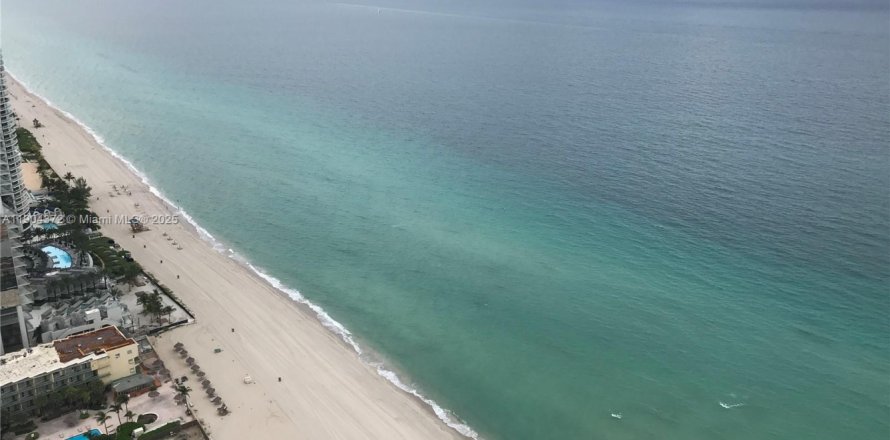 Condominio en Sunny Isles Beach, Florida, 2 dormitorios  № 2020853