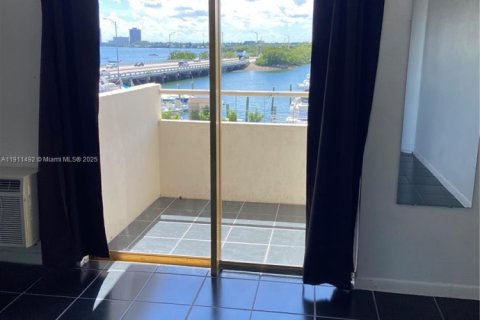 Copropriété à louer à North Bay Village, Floride: 41.43 m2 № 1967978 - photo 10