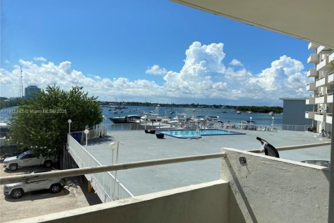 Copropriété à louer à North Bay Village, Floride: 41.43 m2 № 1967978 - photo 1