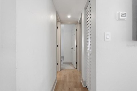 Immobilier commercial à vendre à Saint Petersburg, Floride: 3 chambres, 85.66 m2 № 2416324 - photo 12