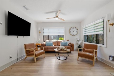Immobilier commercial à vendre à Saint Petersburg, Floride: 3 chambres, 85.66 m2 № 2416324 - photo 6