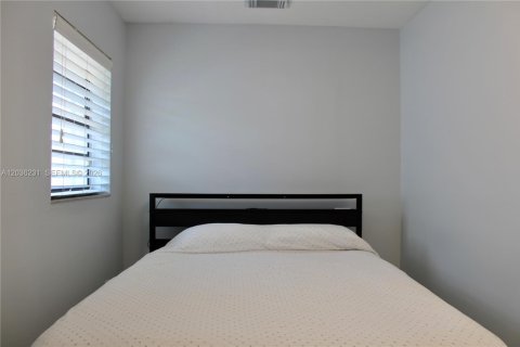 Propiedad comercial en alquiler en Miami, Florida, 1 dormitorio, 23.23 m2 № 2084767 - foto 12