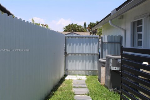 Propiedad comercial en Miami, Florida 1 dormitorio, 23.23 m2 № 2084767
