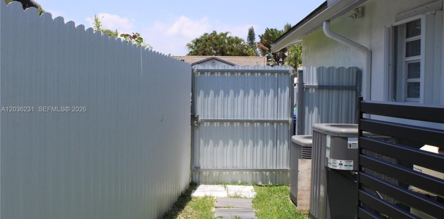 Propiedad comercial en Miami, Florida 1 dormitorio, 23.23 m2 № 2084767