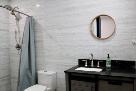 Propiedad comercial en alquiler en Miami, Florida, 1 dormitorio, 23.23 m2 № 2084767 - foto 7