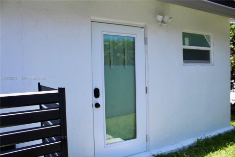 Propiedad comercial en alquiler en Miami, Florida, 1 dormitorio, 23.23 m2 № 2084767 - foto 2