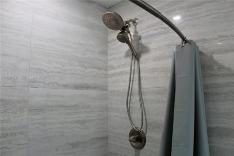 Propiedad comercial en alquiler en Miami, Florida, 1 dormitorio, 23.23 m2 № 2084767 - foto 8