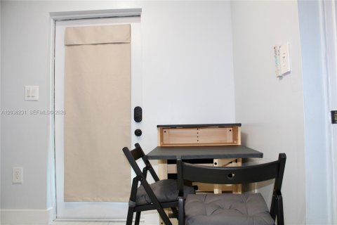 Propiedad comercial en alquiler en Miami, Florida, 1 dormitorio, 23.23 m2 № 2084767 - foto 5