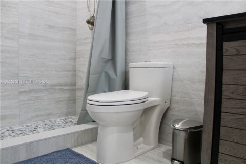 Propiedad comercial en alquiler en Miami, Florida, 1 dormitorio, 23.23 m2 № 2084767 - foto 10