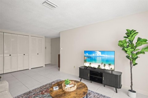 Condo in Dunedin, Florida, 2 bedrooms  № 2238135 - photo 16