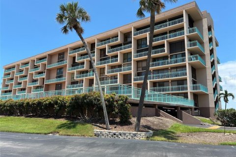 Condo in Treasure Island, Florida, 2 bedrooms  № 1835608 - photo 1
