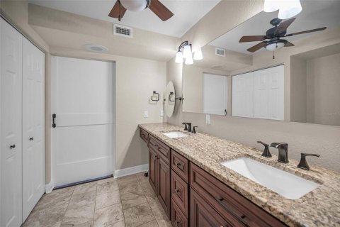 Condo in Treasure Island, Florida, 2 bedrooms  № 1835608 - photo 25