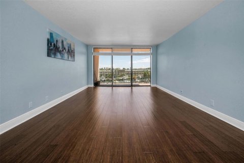 Condo in Treasure Island, Florida, 2 bedrooms  № 1835608 - photo 21