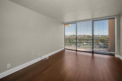 Condo in Treasure Island, Florida, 2 bedrooms  № 1835608 - photo 28