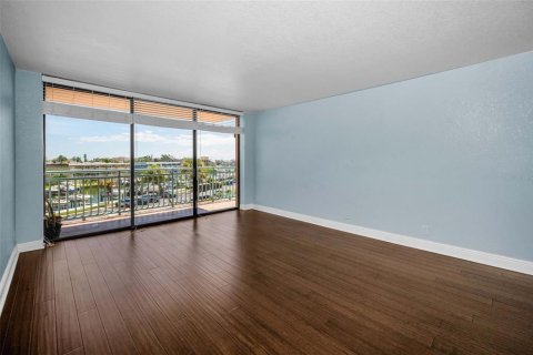 Condo in Treasure Island, Florida, 2 bedrooms  № 1835608 - photo 20