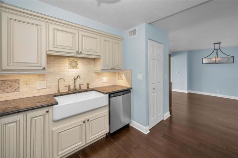Condo in Treasure Island, Florida, 2 bedrooms  № 1835608 - photo 19