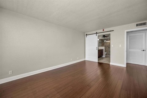 Condo in Treasure Island, Florida, 2 bedrooms  № 1835608 - photo 29