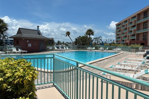 Condo in Treasure Island, Florida, 2 bedrooms  № 1835608 - photo 2