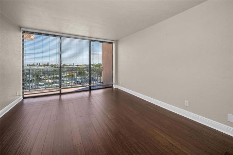 Condo in Treasure Island, Florida, 2 bedrooms  № 1835608 - photo 27