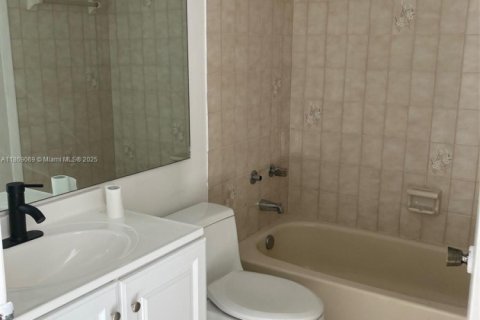 Condo in Miami, Florida, 2 bedrooms  № 1926159 - photo 13