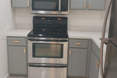 Condo in Miami, Florida, 2 bedrooms  № 1926159 - photo 3